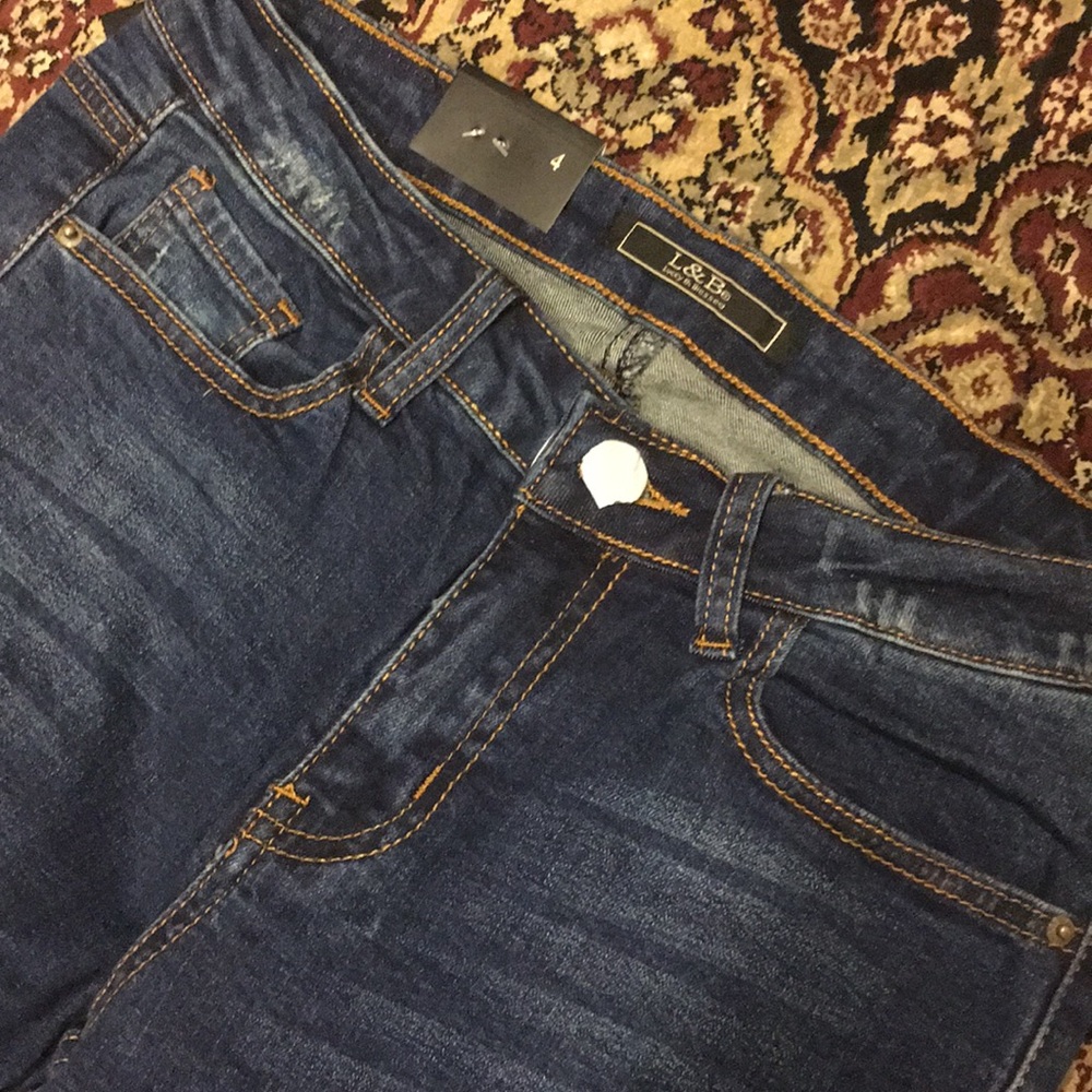 🆕💙Listing. Embroidered Skinny Jeans - Picture 7 of 8